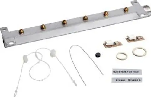 BOSCH Montagekit mit einer Metallplatte, mehreren Anschlüssen und verschiedenen kleinen Zubehörteilen, darunter Drähte und Dichtungen, auf heller Fläche.